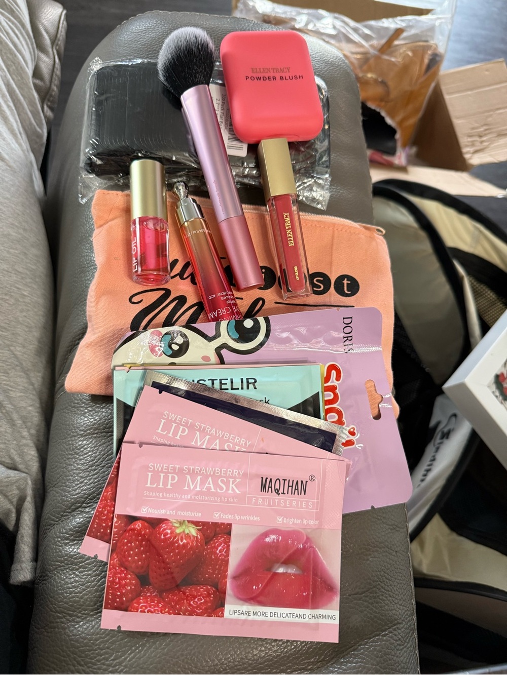 Makeup Lot with Pink Brush & Lip Masks - Pink Peach Shades - Picture 2 of 5